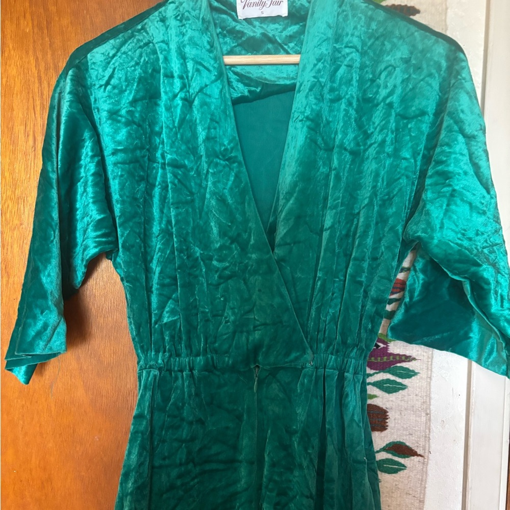 Elegant Green Velvet romper - Picture 2 of 6